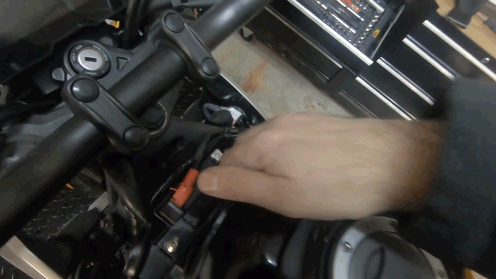 Honda CB300R - Battery location