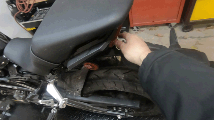 Honda CB300R - How to remove the seats