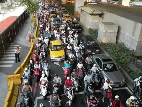 An extreme example, but imagine how much worse emissions would be if all of these Taipei riders were in cars instead. Pic by Koika.