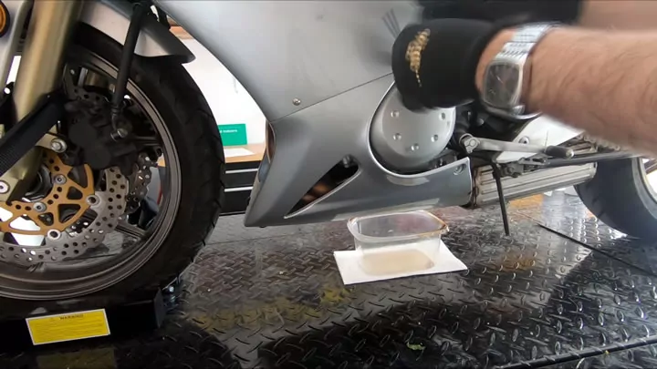 Kawasaki Ninja 650 oil change - removing the fairings
