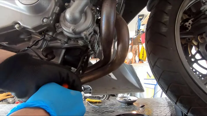 Kawasaki Ninja 650 oil change - removing the oil filter