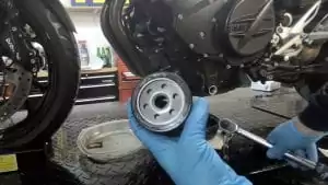 Lubricate and install new oil filter - BMW F800R Oil Change