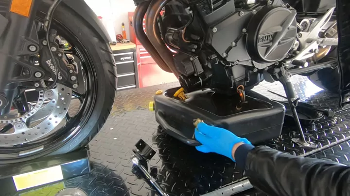 Remove engine oil filler cap and drain bolt - BMW F800R Oil Change