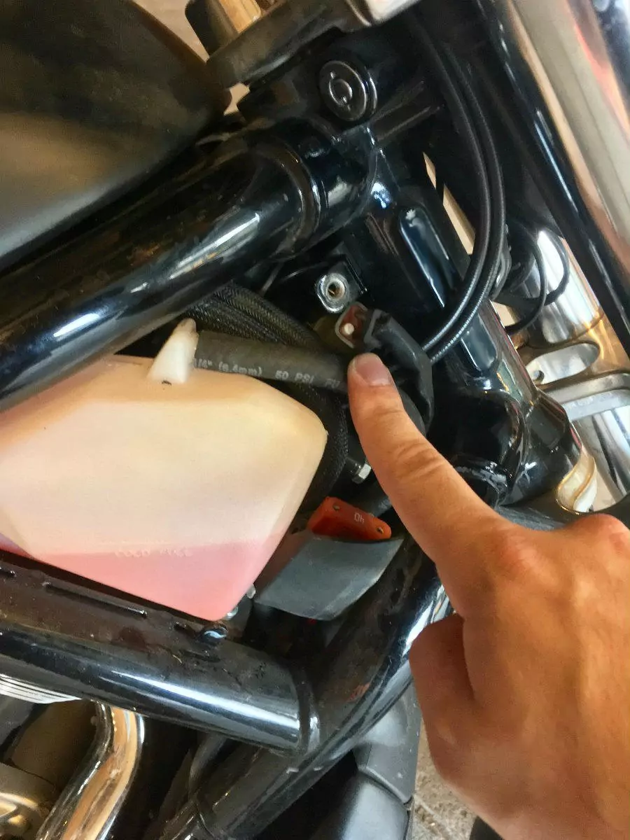 Sidecover off - Motorscan-Smartphone-Diagnostic-Tool-for-Harley-Davidson-Motorcycles