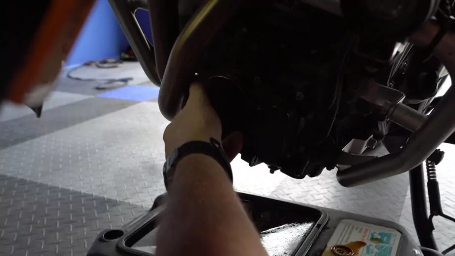 bmw f700gs oil change - step 5 - install new oil filter