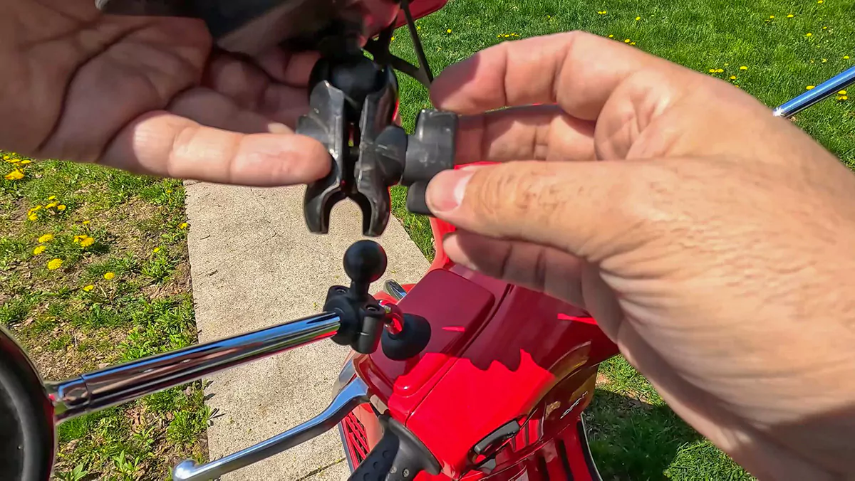 clamp to ram mount for cell phone mounting on a vespa